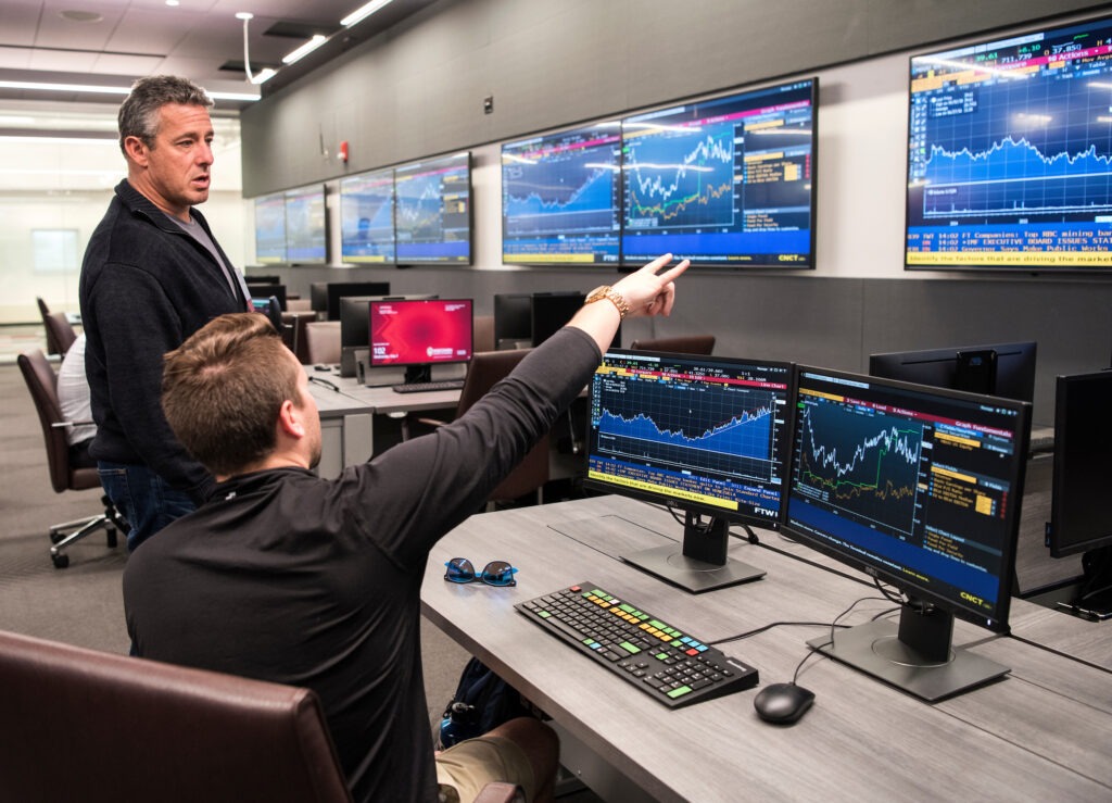 A student showoff the new Finance Analytics Lab to Ricky Sandler during the Learning Commons' ribbon-cutting day