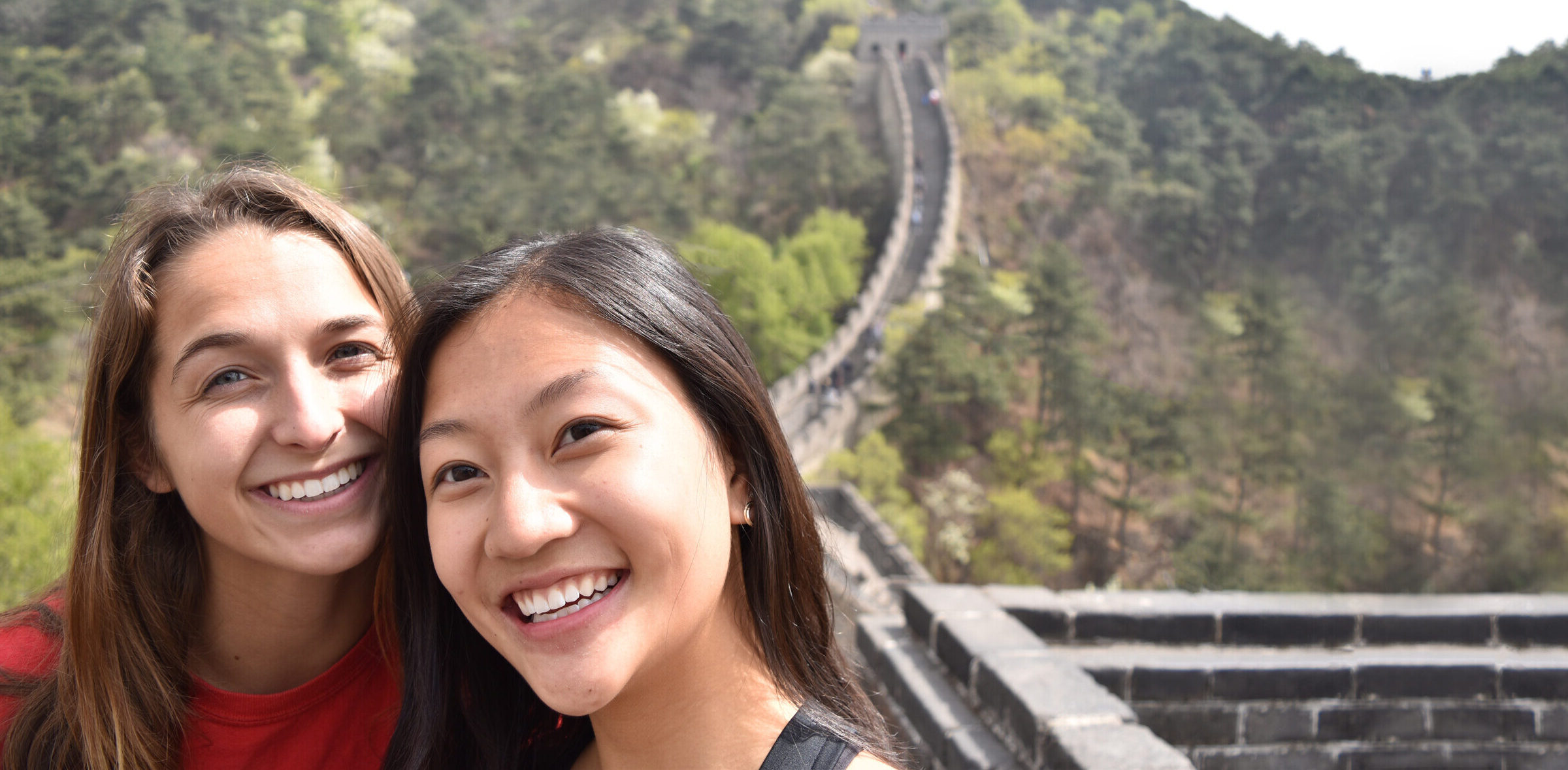 2 students on wall of china