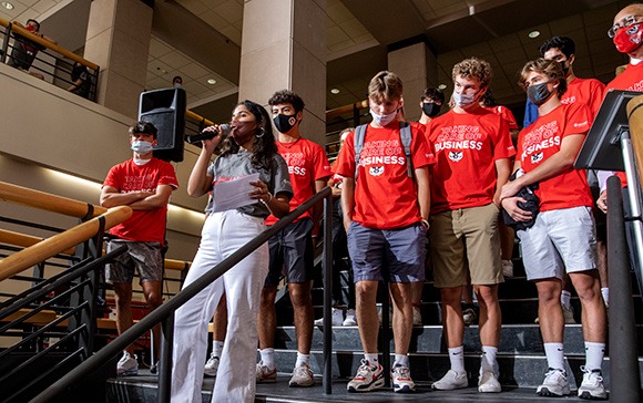 Aishvi Shah (BBA ‘22) of the Undergraduate Business Council welcomes new students