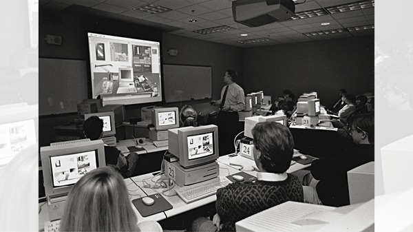 Professor Randy Dunham teaching a class in a computer lab