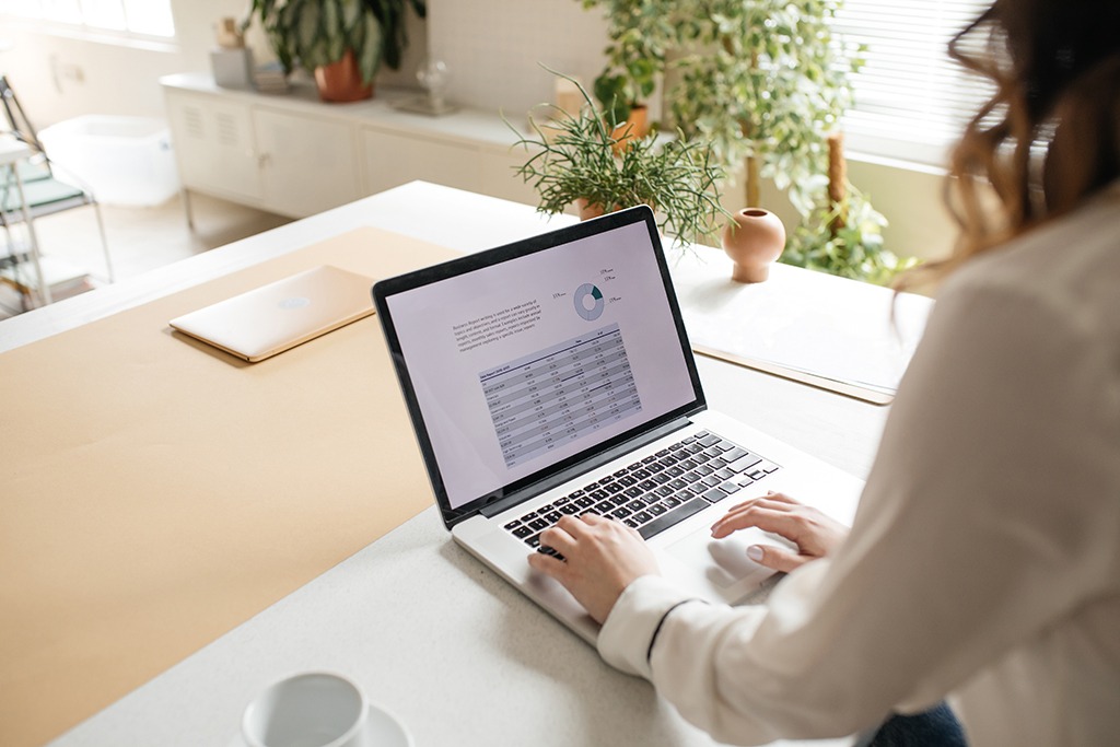 woman on computer viewing online analytics course