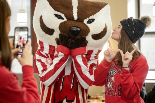Clare S. (BBA ’19) gives Bucky Badger a kiss on the cheek