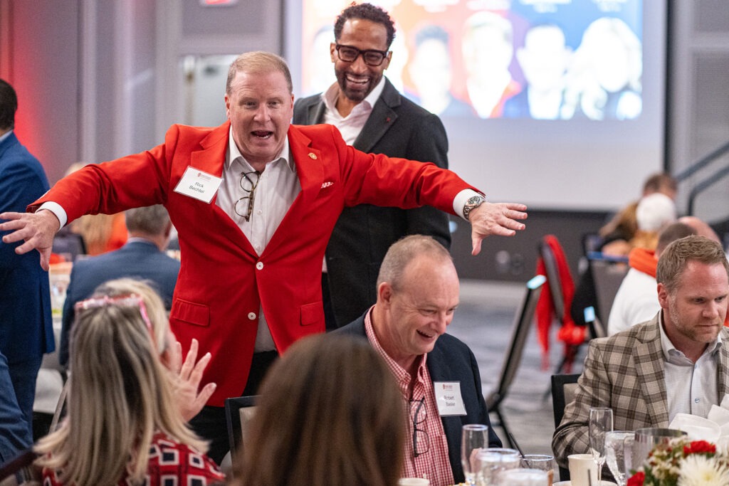 WSB External Advisory Board member Rick Bechtel (BBA ’89) entertains fellow guests during dinner and shows off his Badger flair.