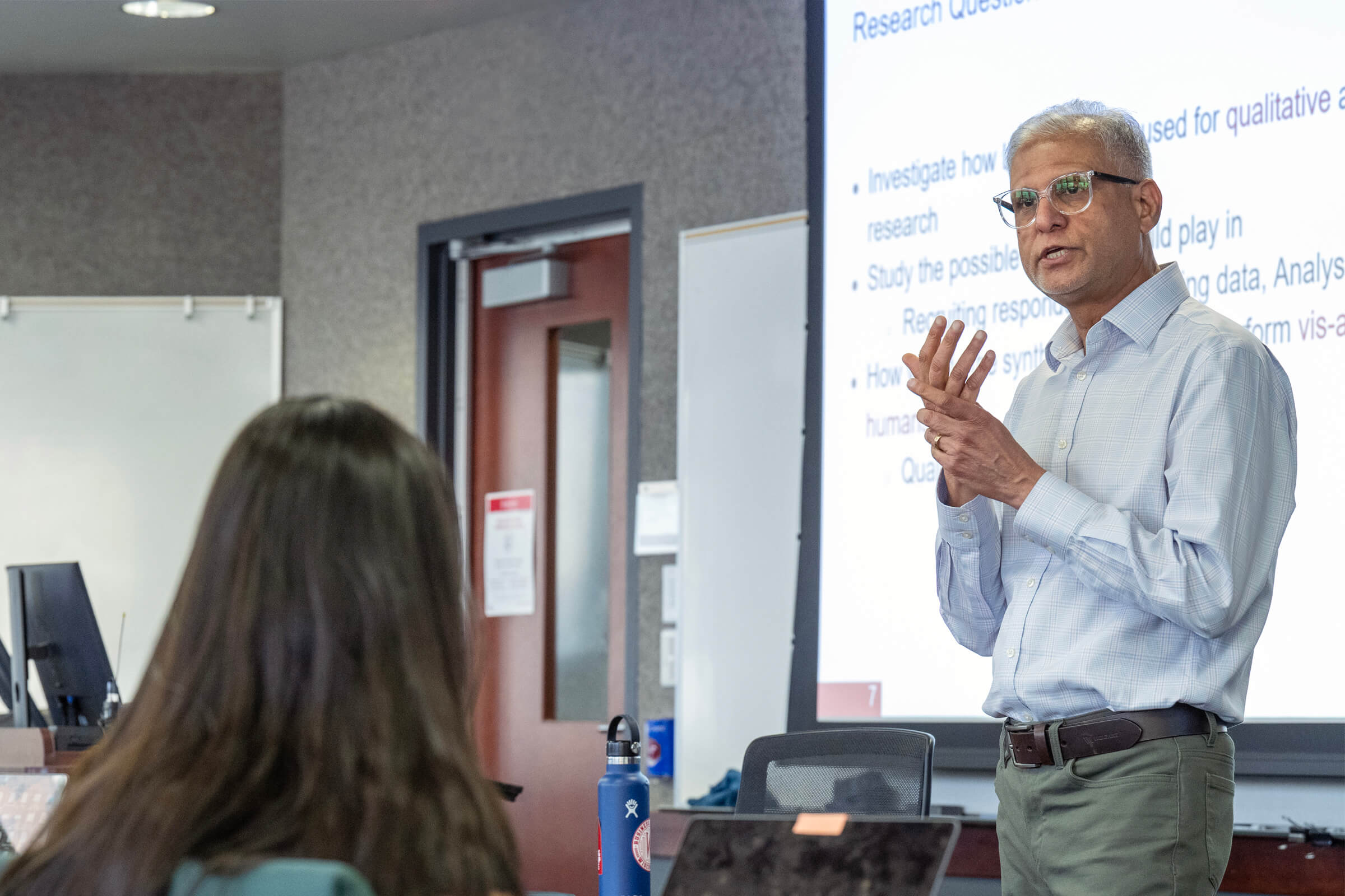 Neeraj Arora teaching students.