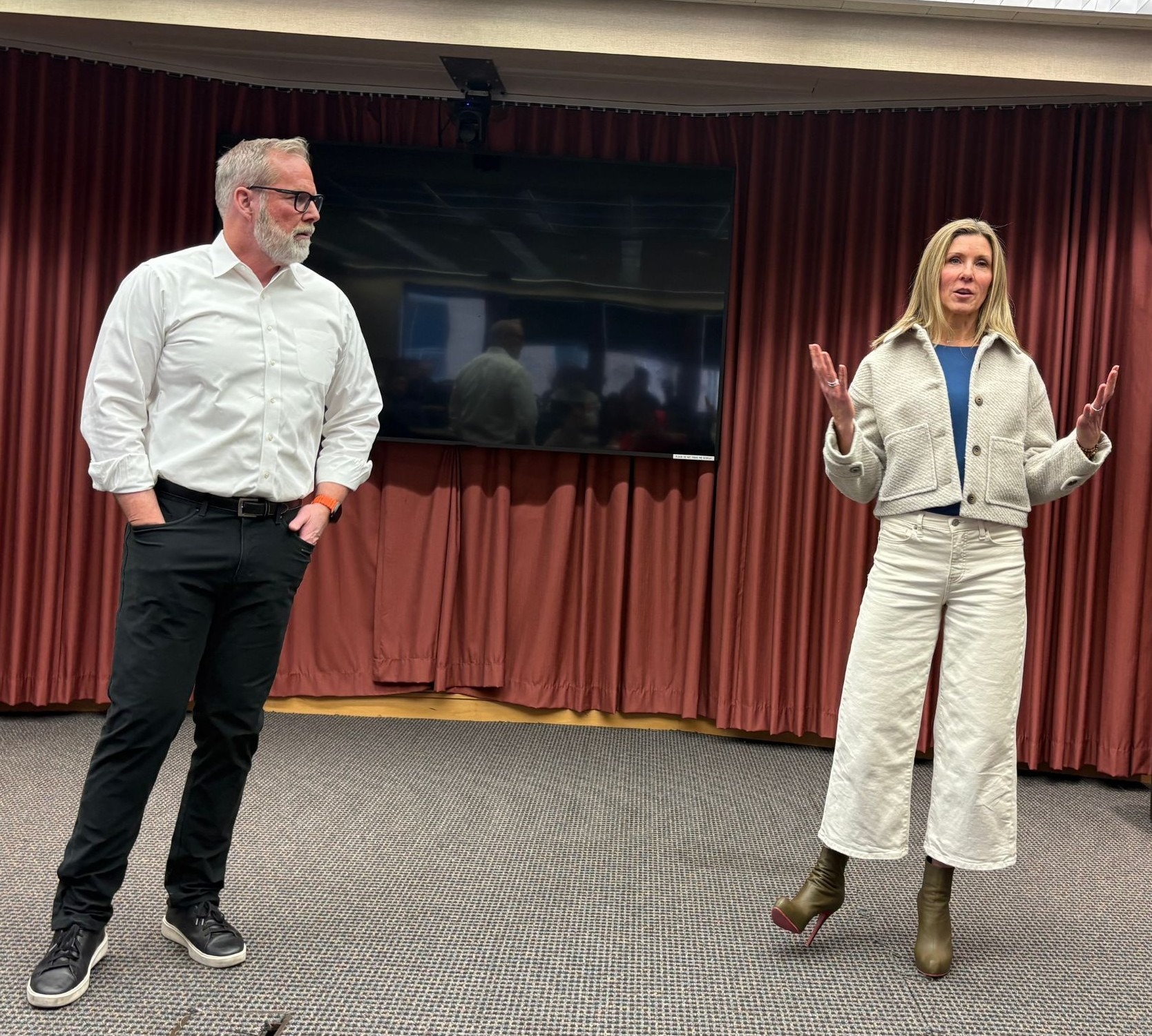 Two DEL speakers talking with students.
