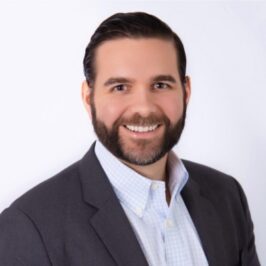 Headshot of Alex Muñoz